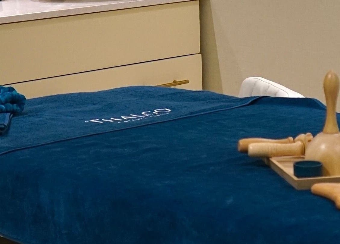 Ambiance calme de La Perle Maison de Beauté, Casablanca, Maroc, MA avec table de massage et outils en bois.