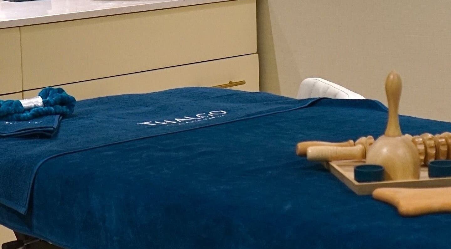 Ambiance calme de La Perle Maison de Beauté, Casablanca, Maroc, MA avec table de massage et outils en bois.