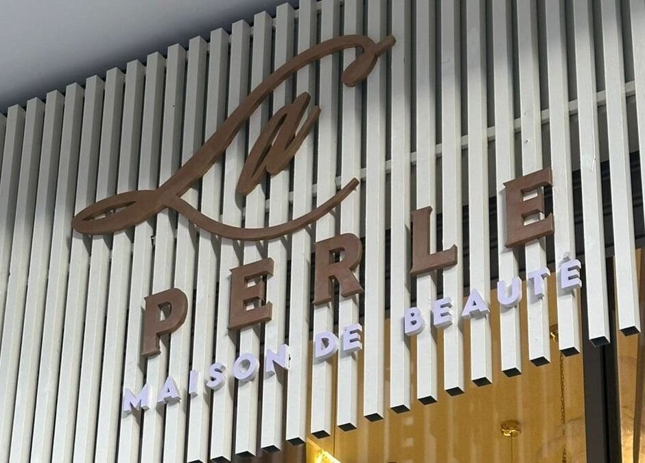 Façade de La Perle Maison de Beauté à Casablanca, Maroc, MA, arborant un élégant design métallique.