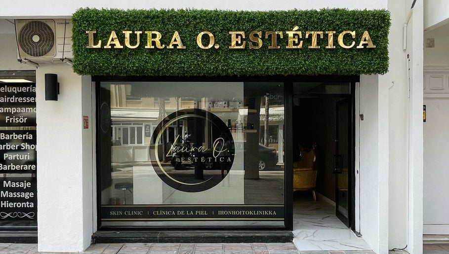 Front view of Laura O. Estética in Fuengirola, Andalucía, ES with lush greenery signage.