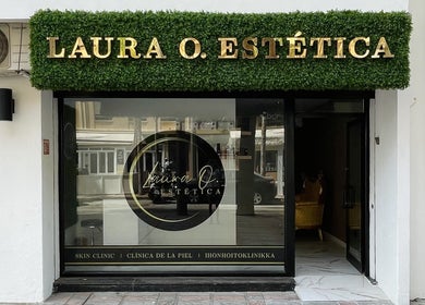 Front view of Laura O. Estética in Fuengirola, Andalucía, ES with lush greenery signage.