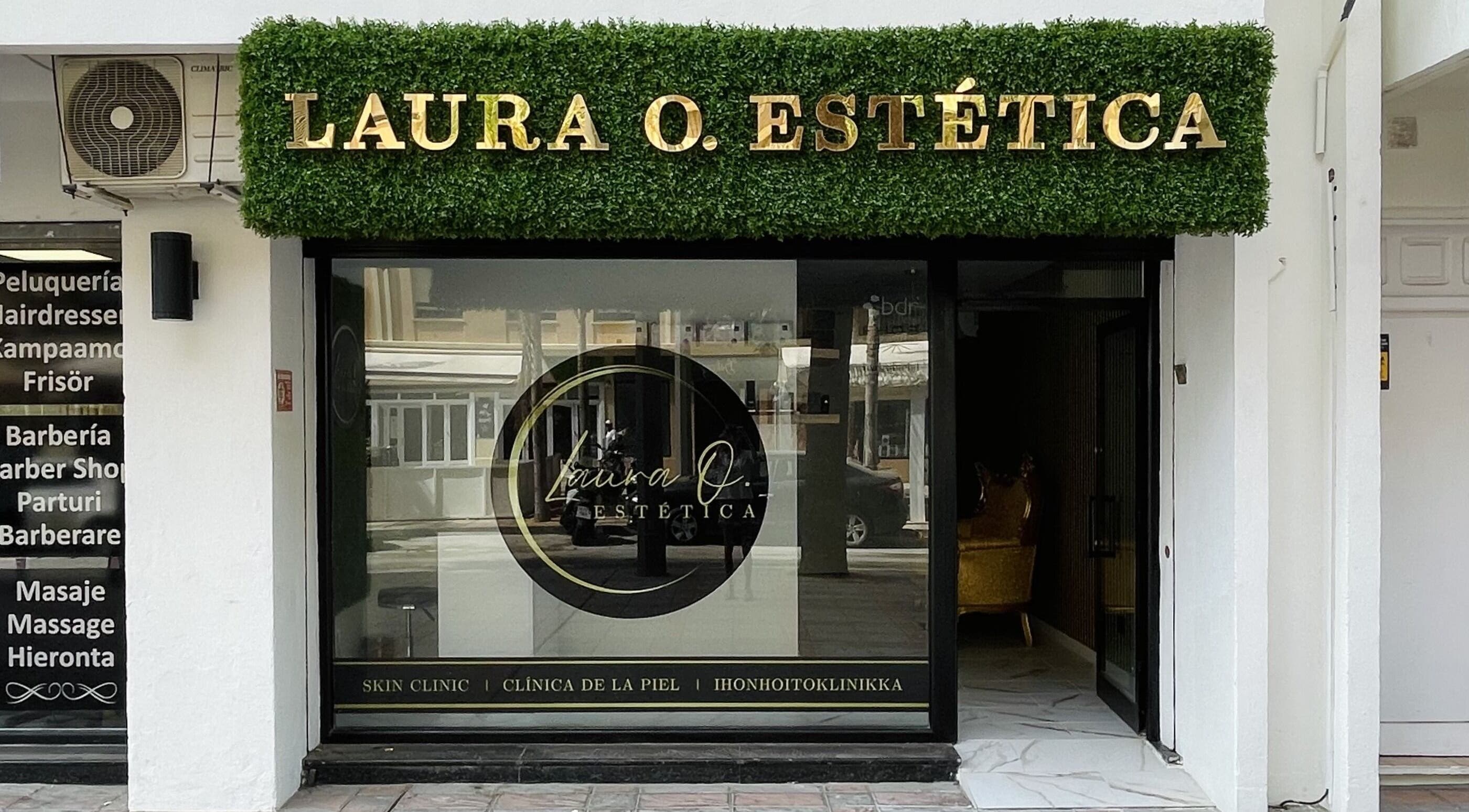 Front view of Laura O. Estética in Fuengirola, Andalucía, ES with lush greenery signage.