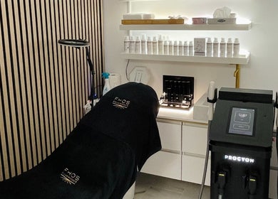 Luxury treatment room at Laura O. Estética in Fuengirola, Andalucía, ES featuring modern skincare equipment.