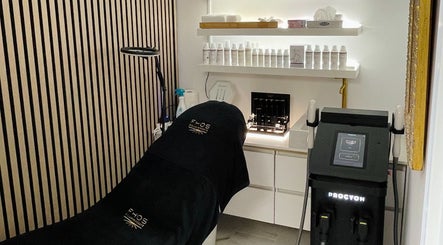 Luxury treatment room at Laura O. Estética in Fuengirola, Andalucía, ES featuring modern skincare equipment.