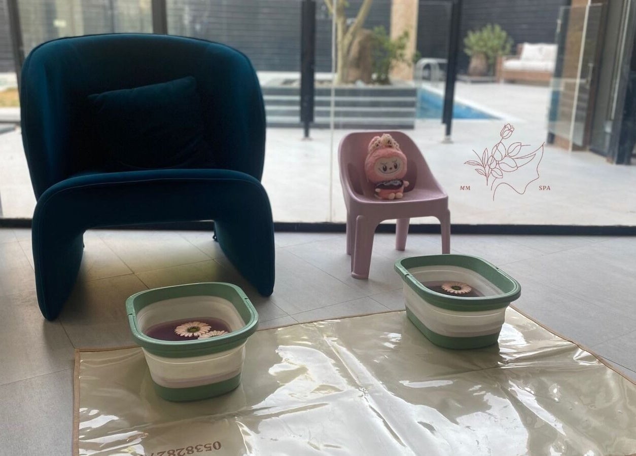 Serene relaxation setup at MMSPA - Home Service in Riyadh, SA, featuring cozy seating and foot spa for ultimate comfort.