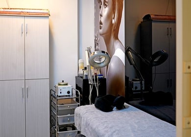 Cozy treatment room at Sossi Beauty Center, Abu Dhabi, AE with elegant decor and modern equipment.
