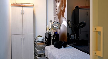 Cozy treatment room at Sossi Beauty Center, Abu Dhabi, AE with elegant decor and modern equipment.