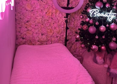 Cozy treatment room at absbeautybox in South Croydon, England, GB, with pink floral decor and festive lighting.
