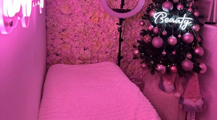Cozy treatment room at absbeautybox in South Croydon, England, GB, with pink floral decor and festive lighting.