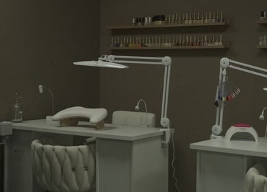 Estación de uñas elegante en Amara Beauty Lounge, Miami, Florida, US con lámparas modernas y esmaltes variados.