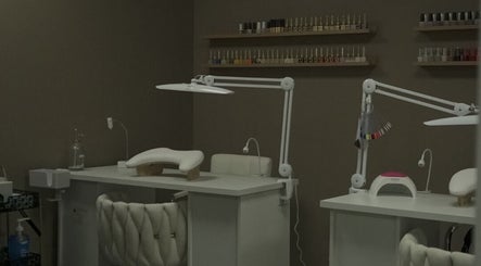 Estación de uñas elegante en Amara Beauty Lounge, Miami, Florida, US con lámparas modernas y esmaltes variados.