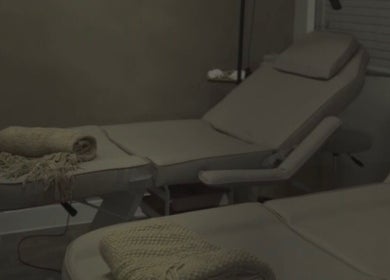 Camilla de spa en Amara Beauty Lounge, Miami, Florida, US, ofreciendo un ambiente de relajación suprema.