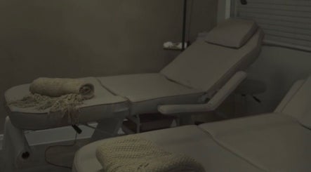 Camilla de spa en Amara Beauty Lounge, Miami, Florida, US, ofreciendo un ambiente de relajación suprema.