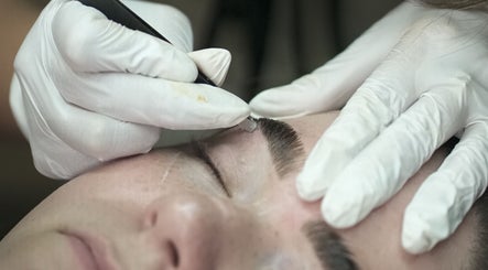 Microblading en Amara Beauty Lounge, Miami, Florida, US. Perfección en cejas con técnica innovadora.