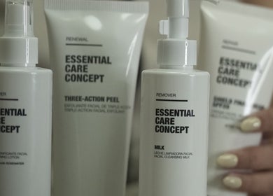 Productos de cuidado facial en Amara Beauty Lounge, Miami, Florida, US para una piel radiante.