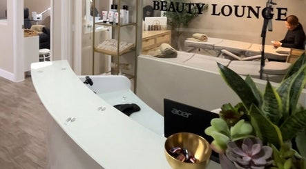 Recepción de Amara Beauty Lounge, Miami, Florida, US, mostrando un entorno acogedor y moderno.