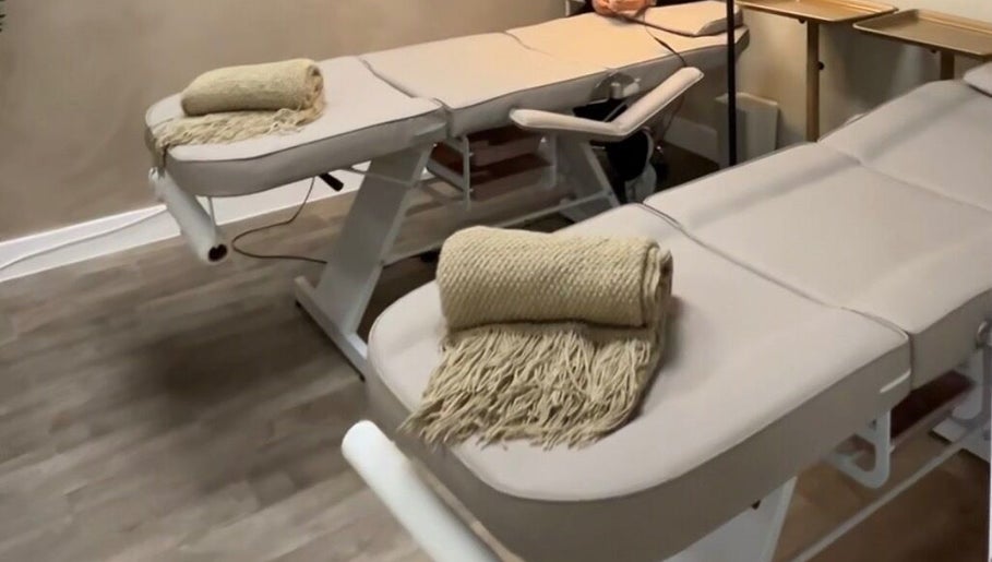 Camas de masaje en Amara Beauty Lounge, Miami, Florida, US, con mantas suaves.
