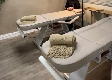 Camas de masaje en Amara Beauty Lounge, Miami, Florida, US, con mantas suaves.