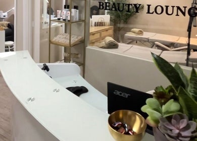 Elegante recepción en Amara Beauty Lounge, Miami, Florida, US. Espacio moderno con plantas y decoración acogedora.