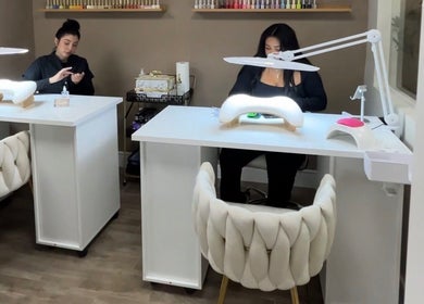 Área de manicura en Amara Beauty Lounge, Miami, Florida, US. Elegancia y confort para tus uñas.