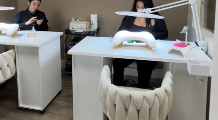 Área de manicura en Amara Beauty Lounge, Miami, Florida, US. Elegancia y confort para tus uñas.