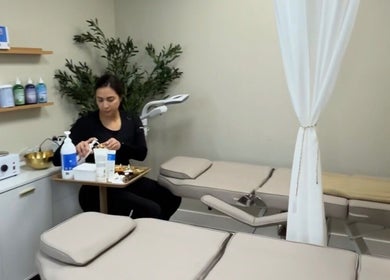 Zona de terapia en Amara Beauty Lounge, Miami, Florida, US. Estética minimalista y servicio profesional.