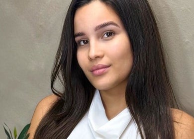 Cliente con cabello largo en Amara Beauty Lounge en Miami, Florida, US, mostrando un look natural y radiante.