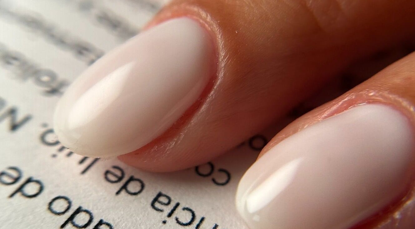 Manicura elegante en Amara Beauty Lounge, Miami, Florida, US, mostrando uñas bien cuidadas.