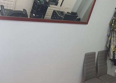 Interior de ASBarber en Castelló De La Plana, Comunidad Valenciana, ES, con sillas y espejos elegantes.