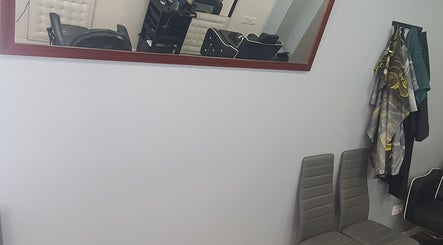 Interior de ASBarber en Castelló De La Plana, Comunidad Valenciana, ES, con sillas y espejos elegantes.