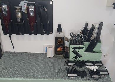 Equipo profesional en ASBarber, Castelló De La Plana, Comunidad Valenciana, ES, incluye tijeras y maquinillas.