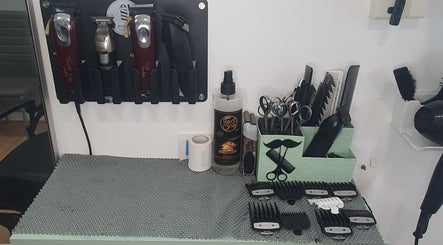 Equipo profesional en ASBarber, Castelló De La Plana, Comunidad Valenciana, ES, incluye tijeras y maquinillas.