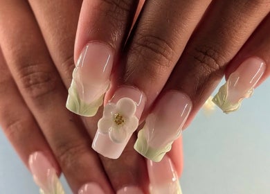 Nail art floral à Les mains d'Agathe, Périgueux, Nouvelle-Aquitaine, FR. Des designs délicats et modernes.