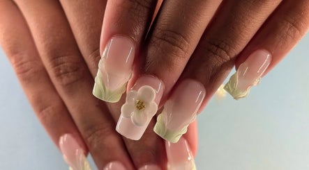 Nail art floral à Les mains d'Agathe, Périgueux, Nouvelle-Aquitaine, FR. Des designs délicats et modernes.