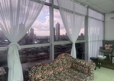 Área de descanso en Lili Glam Nails, Panama City, Panamá Province, PA con vista panorámica urbana.