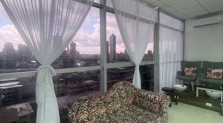 Área de descanso en Lili Glam Nails, Panama City, Panamá Province, PA con vista panorámica urbana.