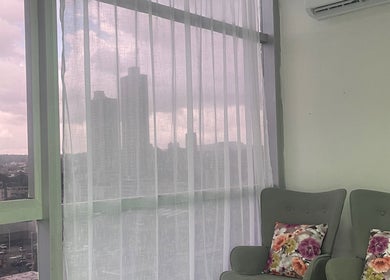Sillones cómodos en Lili Glam Nails, con vista a la ciudad en Panamá City, Panamá Province, PA.