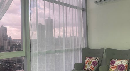 Sillones cómodos en Lili Glam Nails, con vista a la ciudad en Panamá City, Panamá Province, PA.