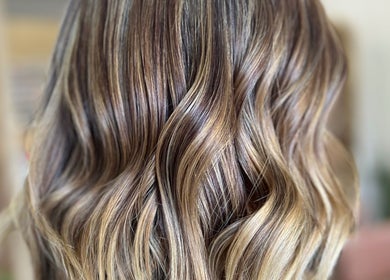 Peinado con ondas brillantes en Valcassi, Ensenada, Baja California, MX. Estilo elegante y moderno.
