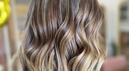 Peinado con ondas brillantes en Valcassi, Ensenada, Baja California, MX. Estilo elegante y moderno.