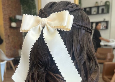 Peinado con trenzas y lazo en Valcassi, Ensenada, Baja California, MX.