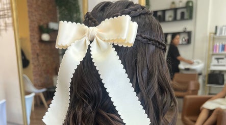 Peinado con trenzas y lazo en Valcassi, Ensenada, Baja California, MX.
