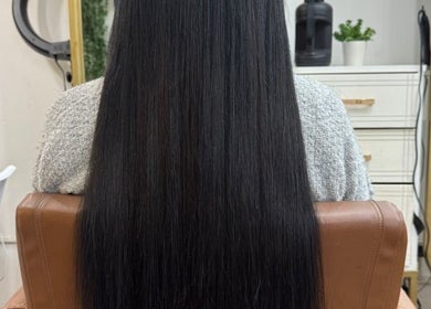 Cabello largo y liso impecable en Valcassi, Ensenada, Baja California, MX, salón de belleza.