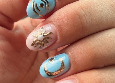 Uñas decoradas con diseño dorado en Valcassi, Ensenada, Baja California, MX.