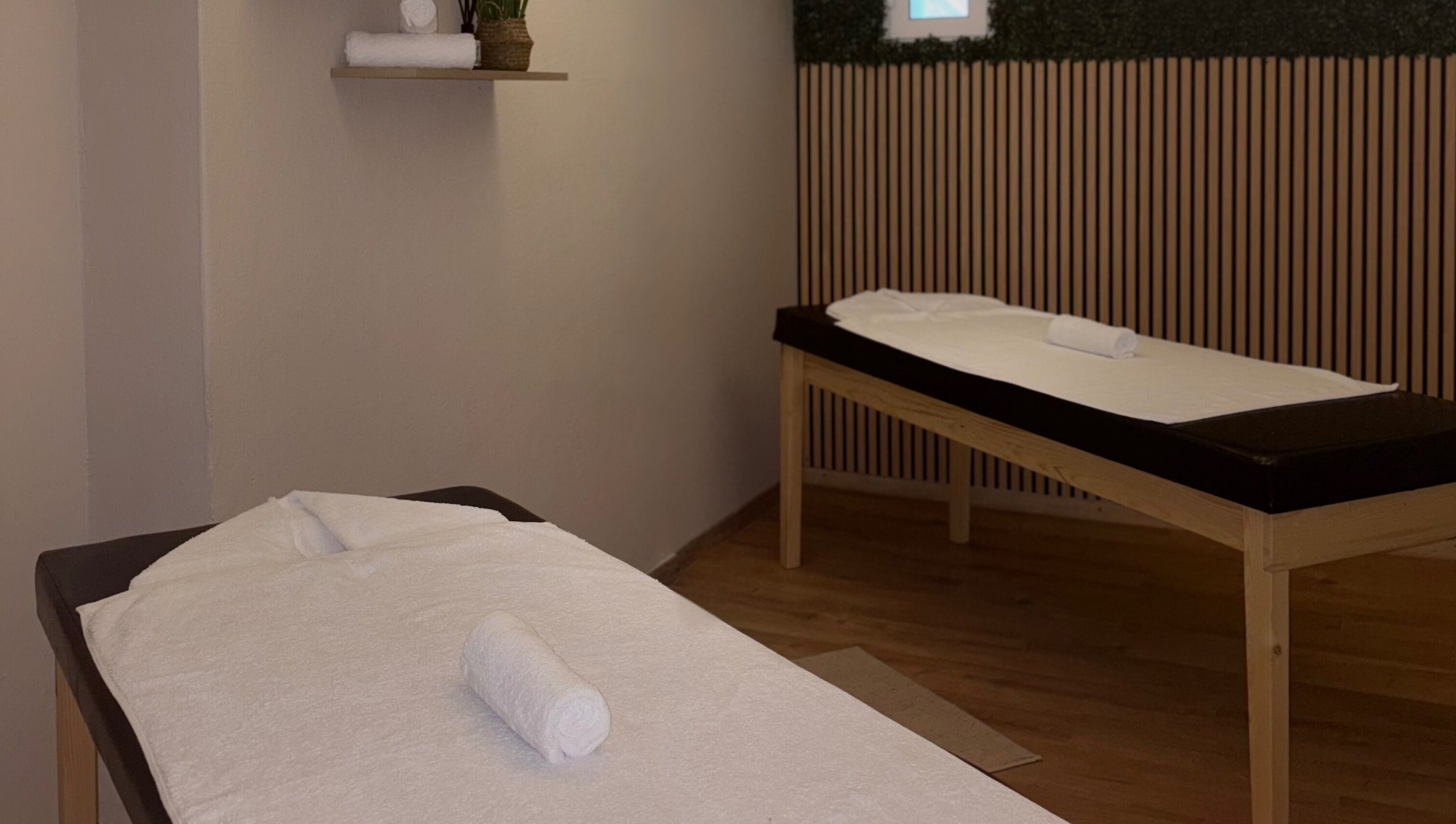 Δύο κρεβάτια μασάζ στο Serenity Massage Experience, Λάρισα, GR.