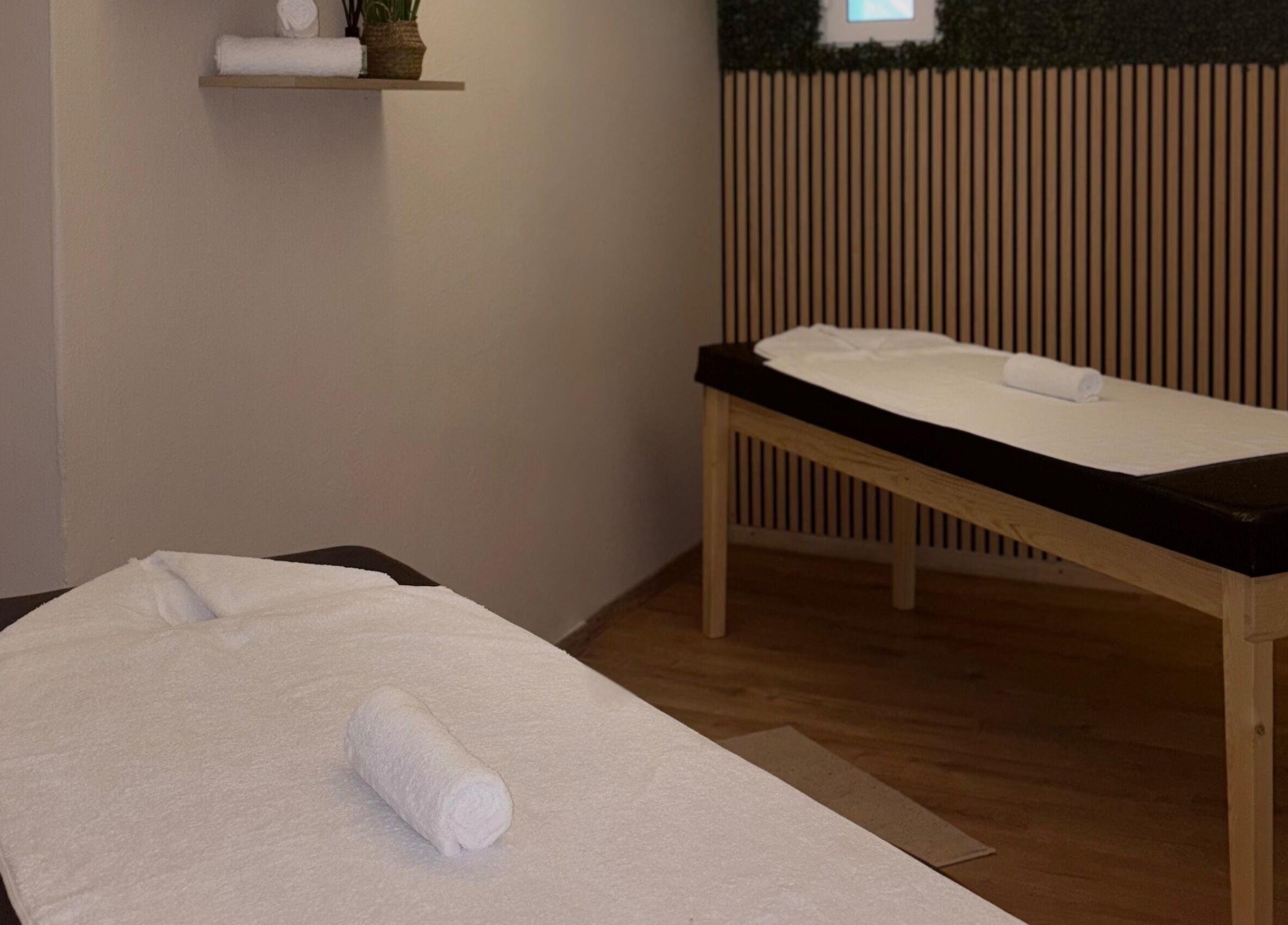 Δύο κρεβάτια μασάζ στο Serenity Massage Experience, Λάρισα, GR.