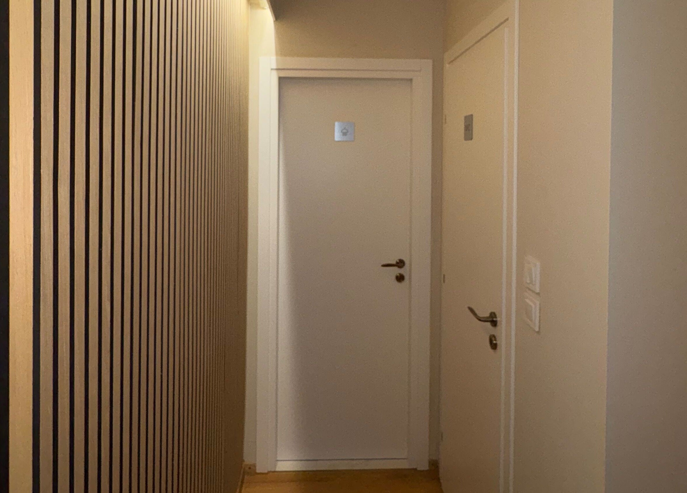 Διάδρομος στο Serenity Massage Experience, Λάρισα, GR, με σύγχρονο ξύλινο σχεδιασμό