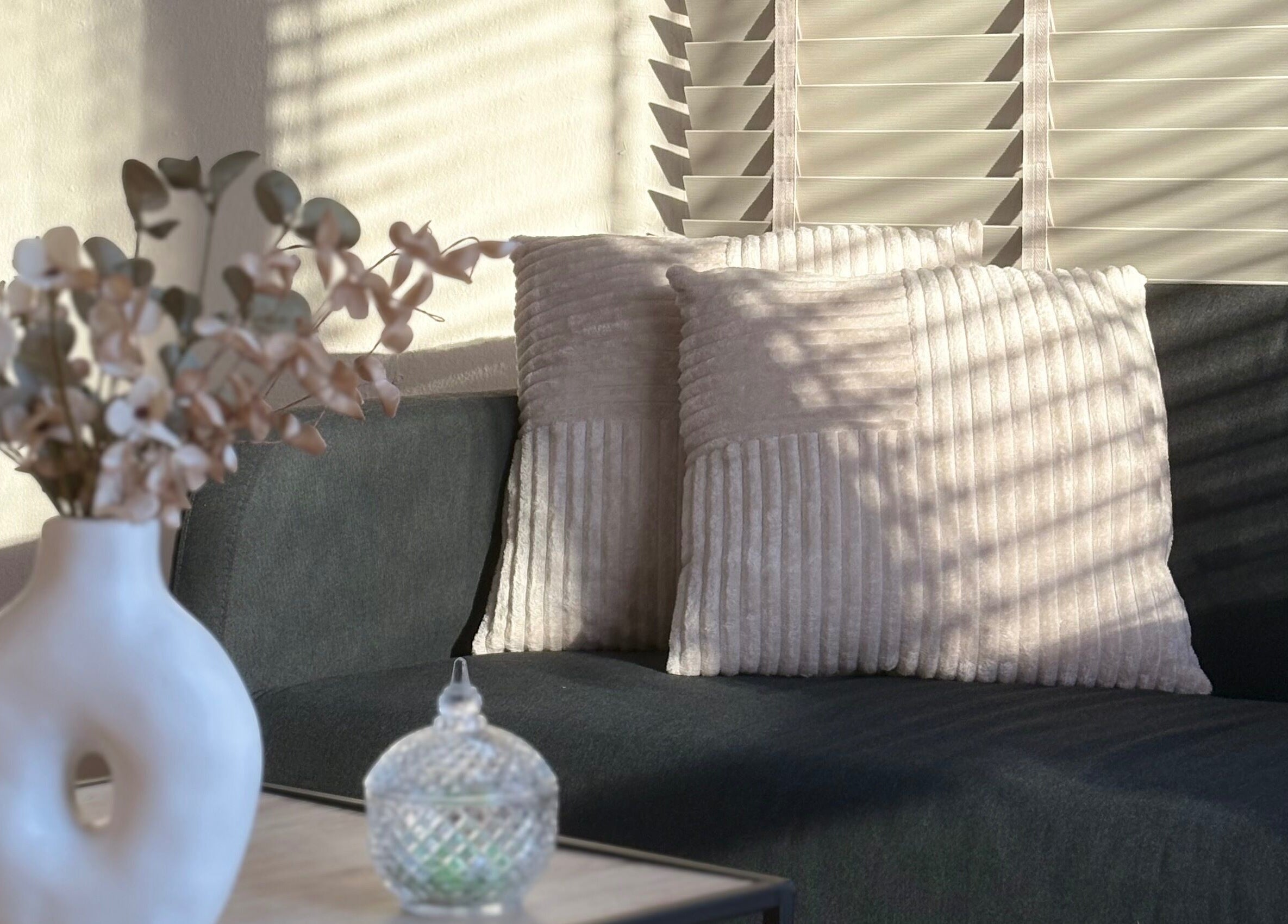 Ζεστά χρώματα σε καναπέ στο Serenity Massage Experience, Λάρισα, GR.