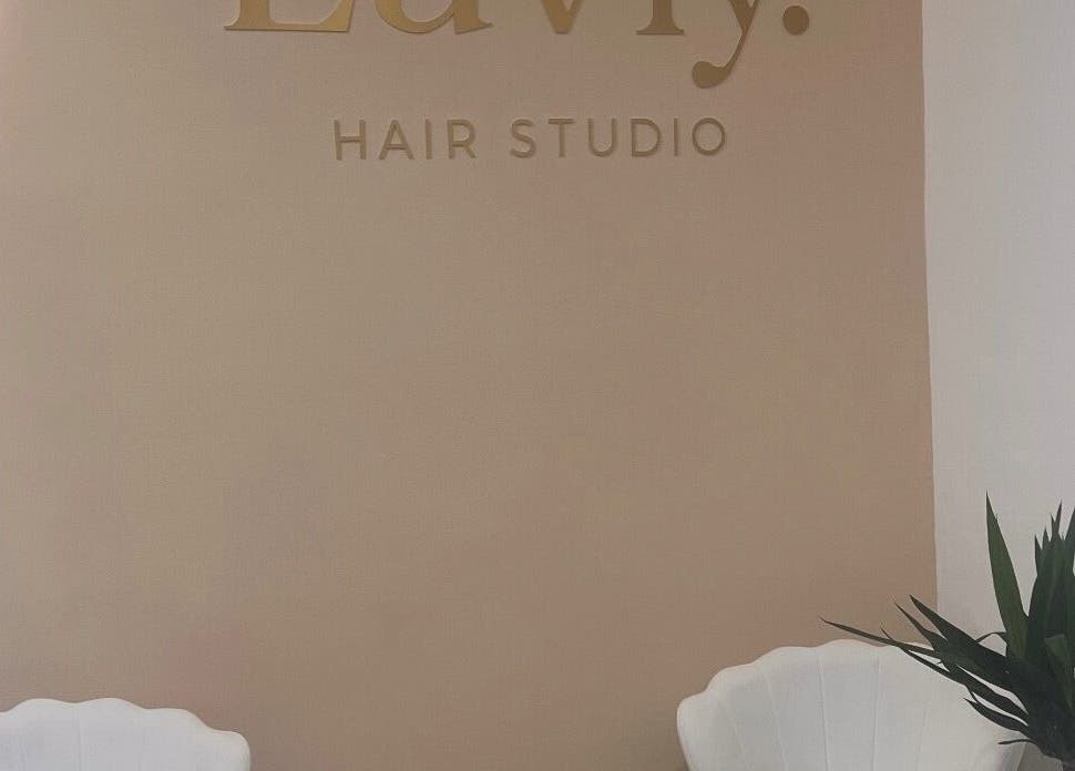 Interior aconchegante do Luvly.Hair Studio em Viana Do Castelo, realçando design sofisticado e moderno.