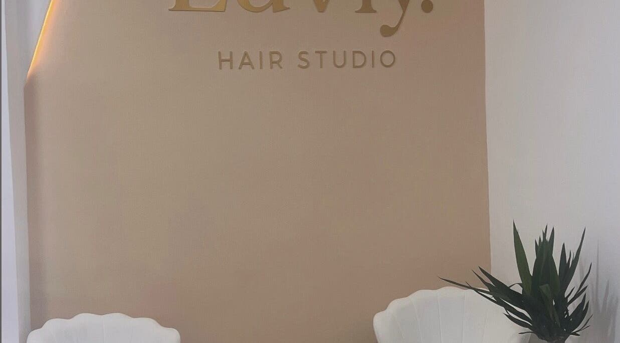 Interior aconchegante do Luvly.Hair Studio em Viana Do Castelo, realçando design sofisticado e moderno.